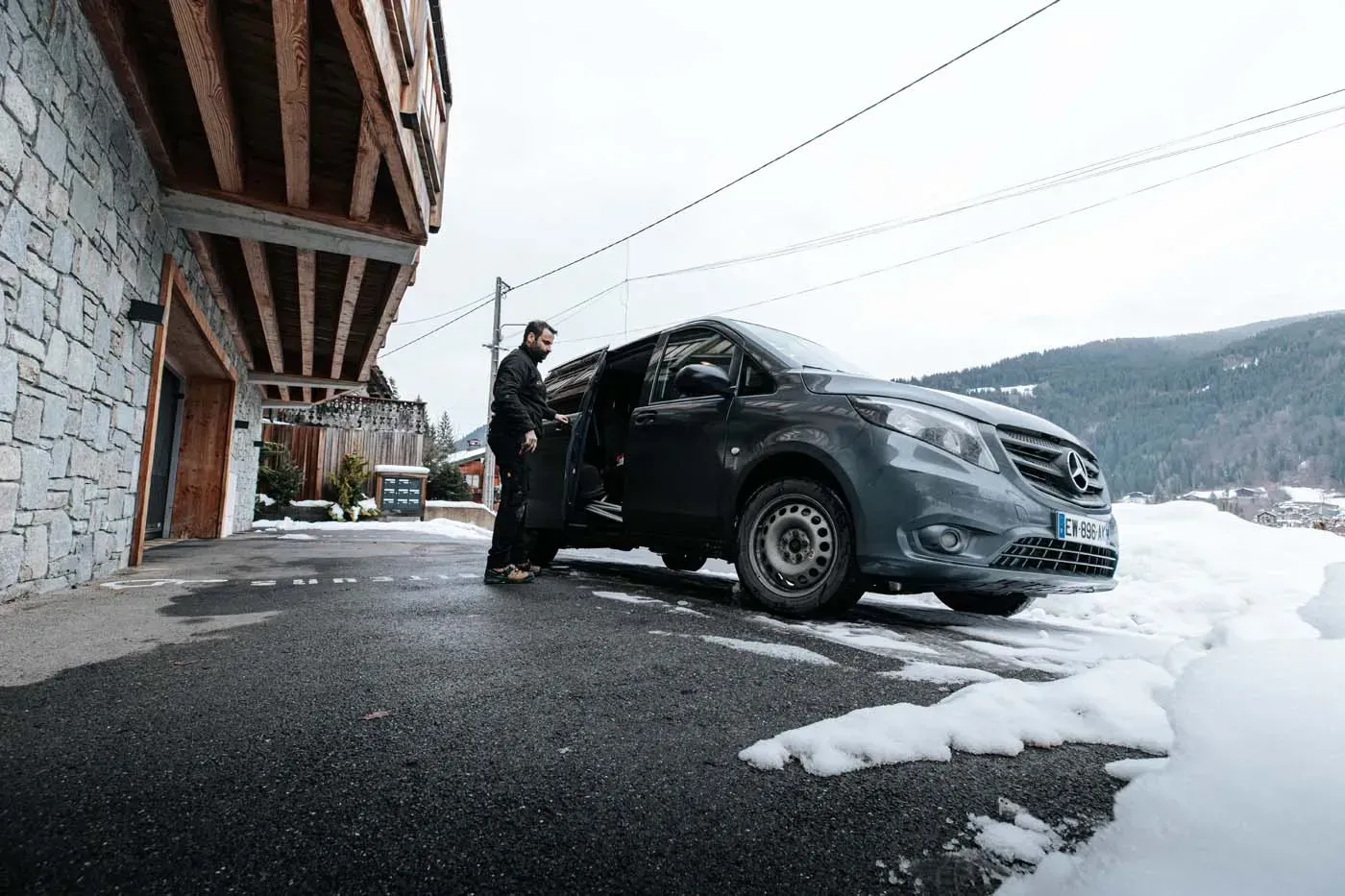 Gérant de l’entreprise ACl devant son véhicule