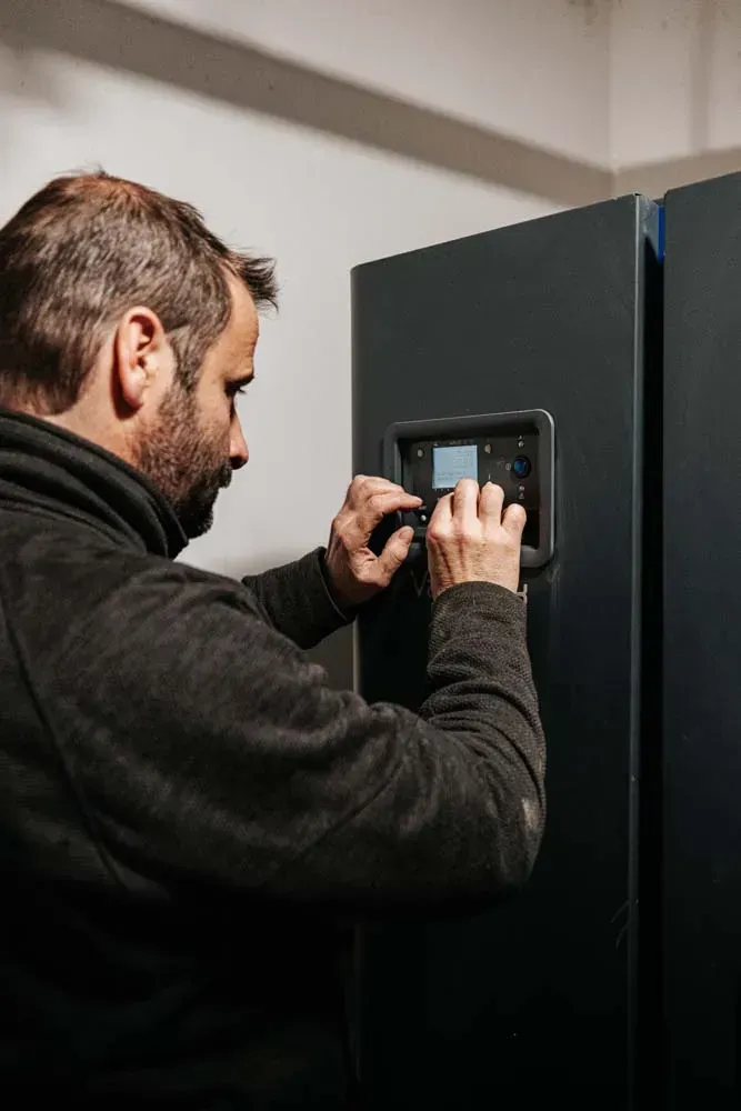 Technicien entrain de réaliser la maintenance d’une chaudière